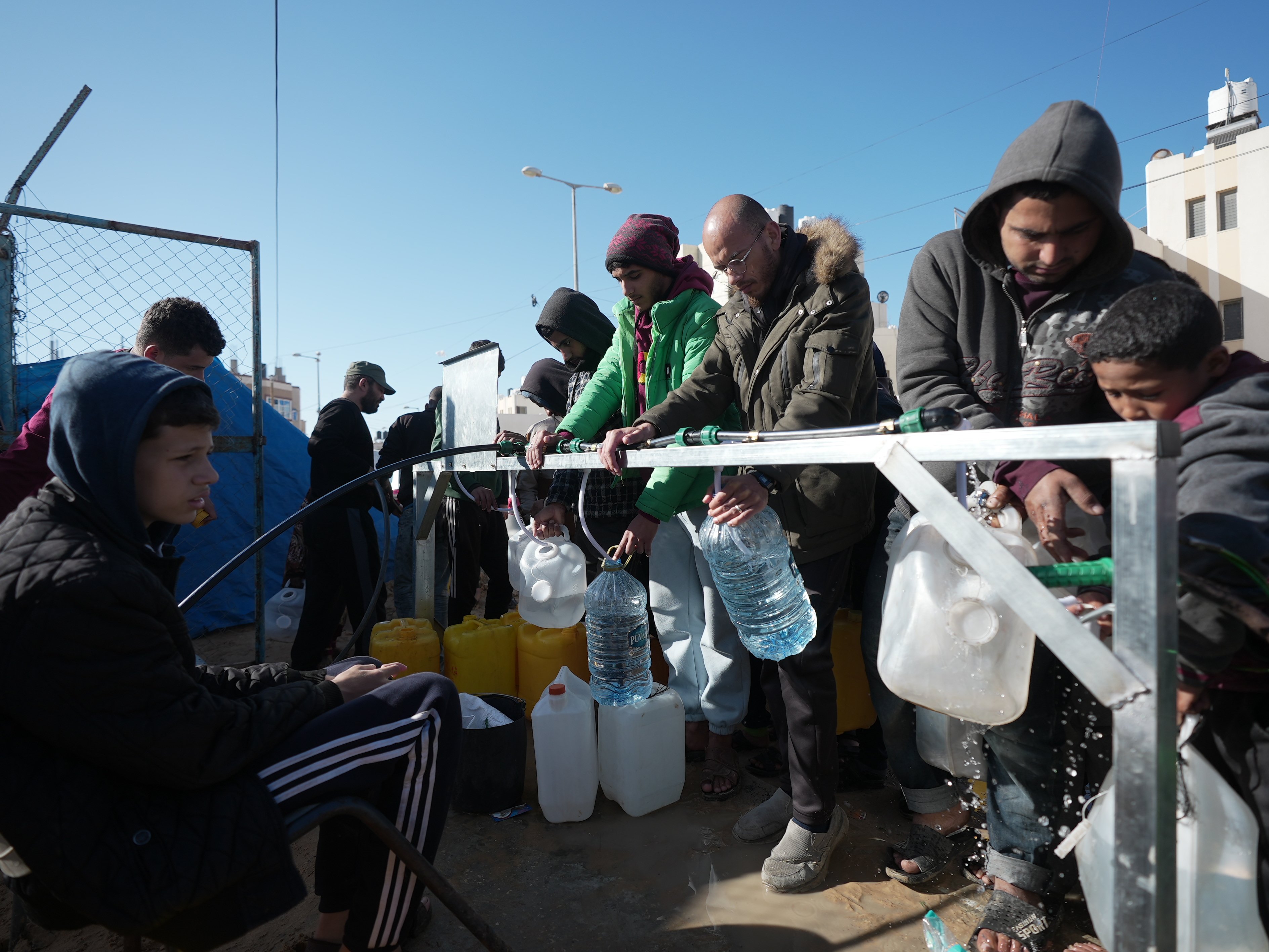 樂施會與當地合作夥伴共同開展「Water for Gaza」的供水項目，在南加沙的Khan Younis及Rafah共11個臨時居住地點，安裝太陽能驅動的海水淡化系統，合共可為1萬位加沙平民提供潔淨飲用水。(Photo: Alef Multimedia/ Oxfam)  更新於 2024年3月21日